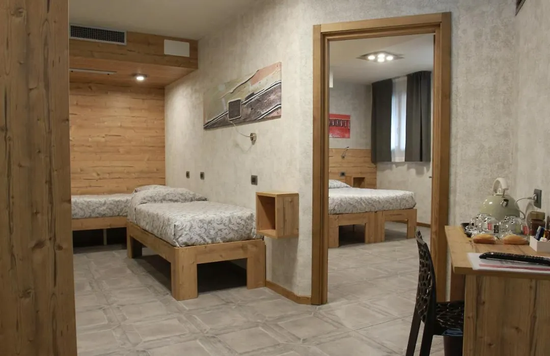 Hotel Bed & Rooms , Corte Rossa -1 Min Walk To Bernina Express-1